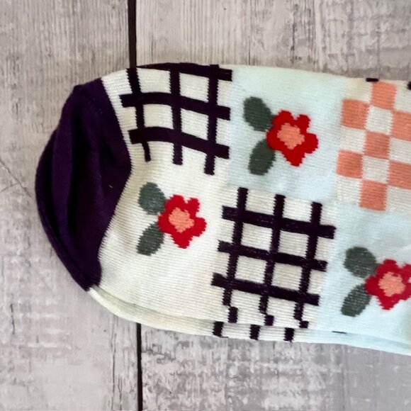 2-Pack Cute Vintage-Inspired Crew Socks – Floral & Retro Patterns - Picture 2 of 6